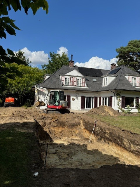graafwerken voor de aanleg van een ingegraven zwembad in de tuin