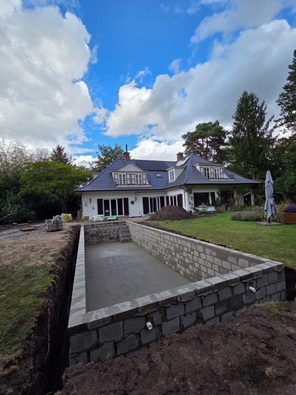 opbouw van zwembadkuip in ruwbouwfase als basis voor zwembadaanleg