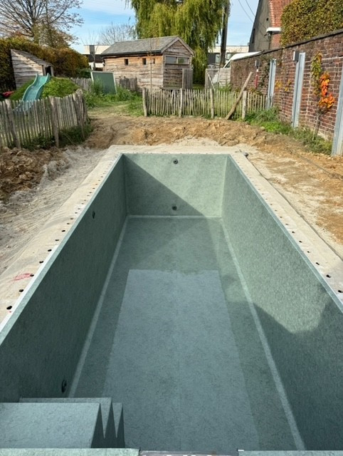 professioneel gelaste zwembadliner als waterdichte afwerking van ingegraven zwembad liner tijdens lassen